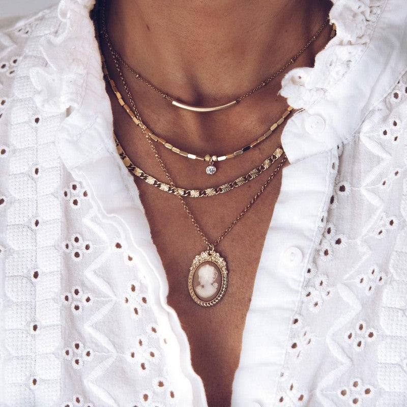 Découvrez l'Élégance Intemporelle des Bijoux Camées : Histoire, Fabrication et Conseils de Style