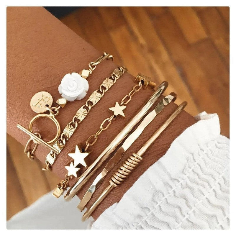 What is the difference between a bracelet and a bangle? 