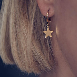 What does it mean when a girl wears only one earring? 